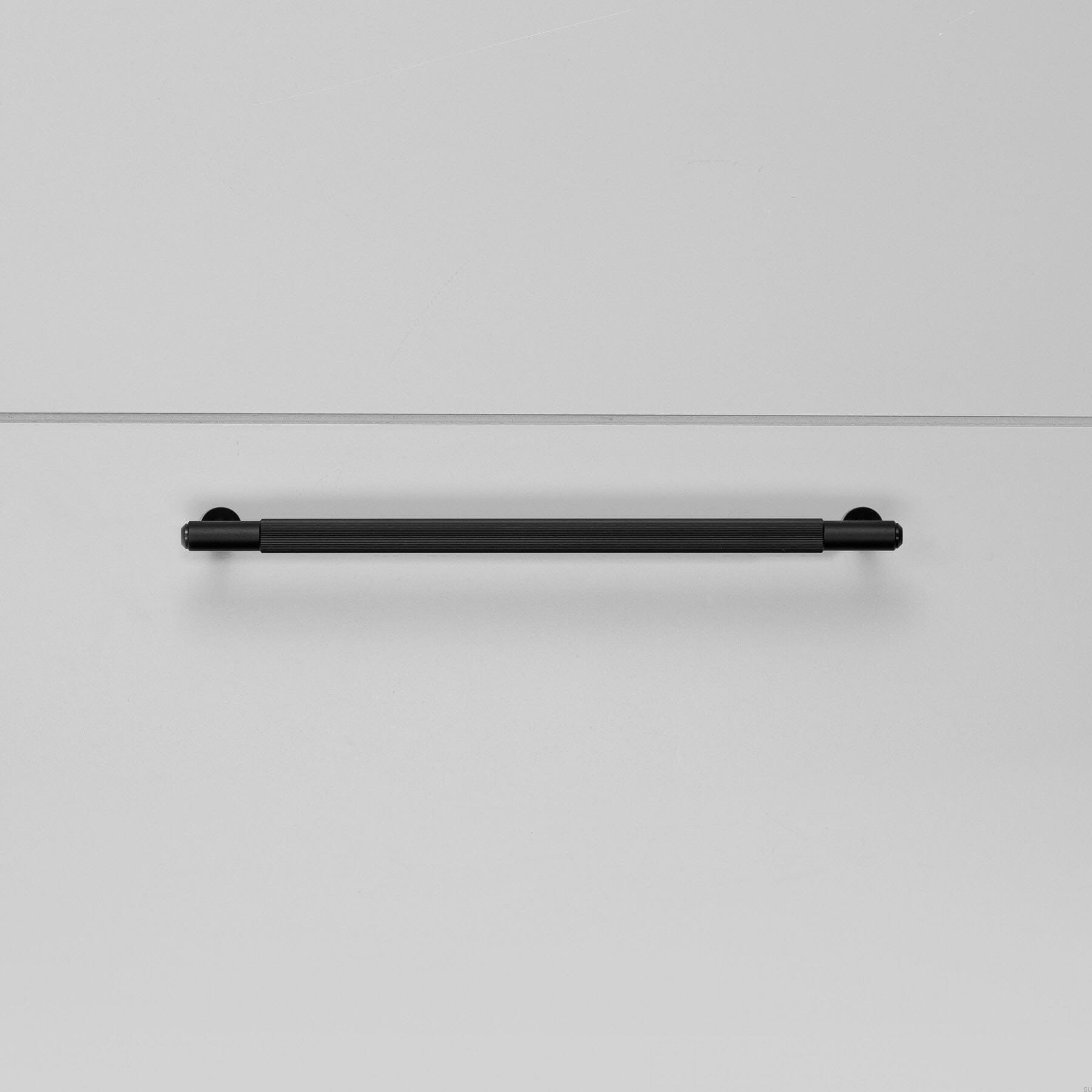 Zdjecie uchwytu podluznego Pull Bar Linear medium czarnego frontalnie