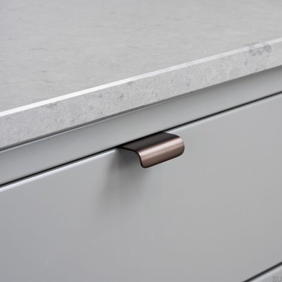 Ручка для мебели Lip 40 из латуни с коричневой шлифованной кромкой