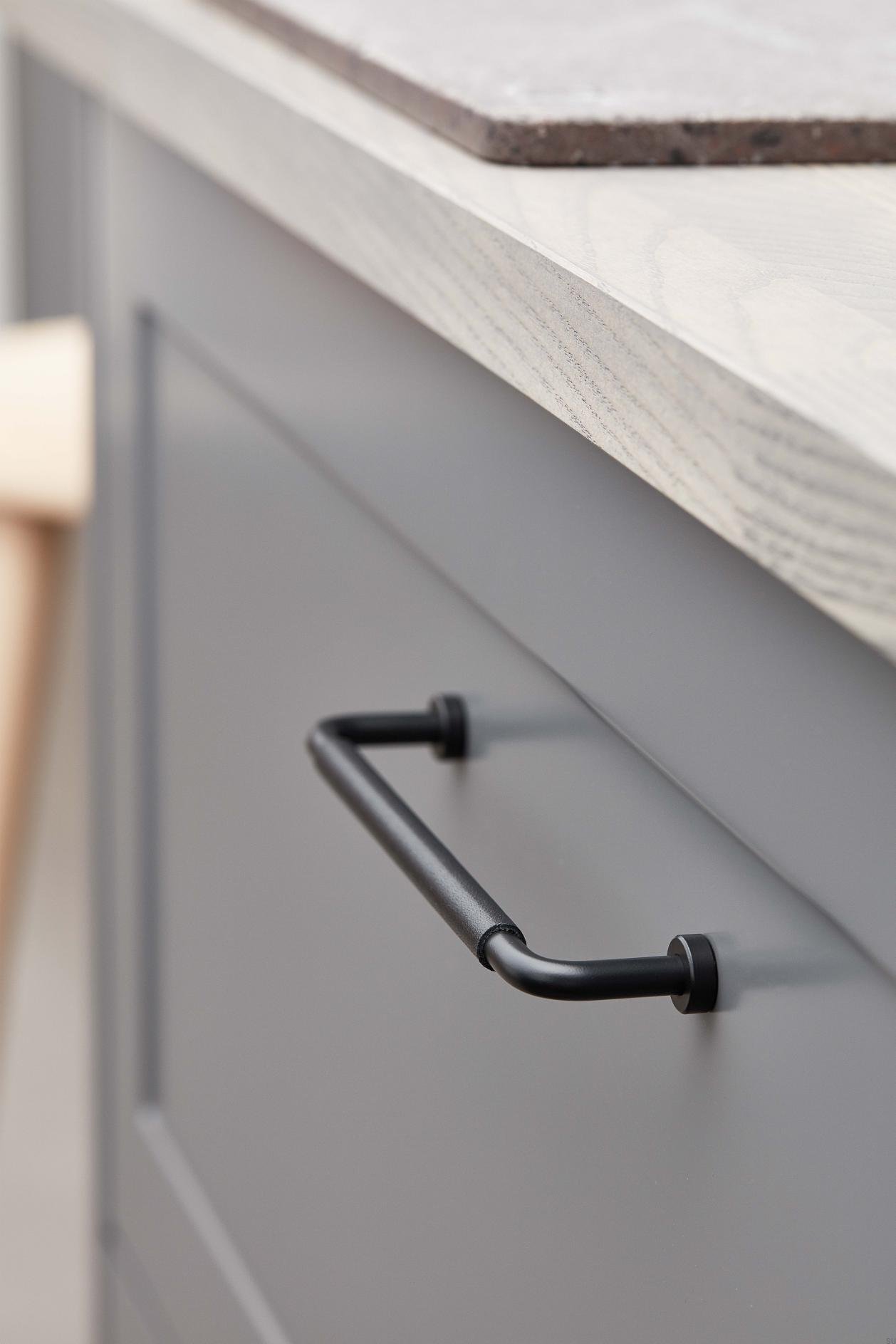 546260160-102/99--Uchwyt-meblowy-podłużny-Lounge-160-Metalowy-Czarny-Mat-z-Czarną-Skórą-Furnipart-Skandynawskie-Uchwyty_2