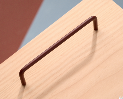 Продолговатая мебельная ручка Thread 128 из металла красновато-коричневого цвета.