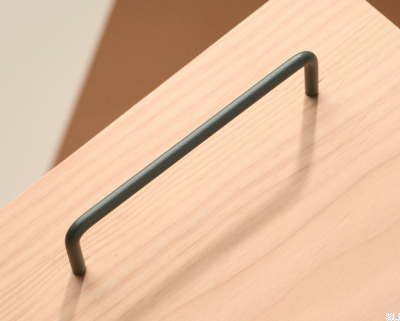 Продолговатая мебельная ручка Thread 128 из металла Пепельно-зеленого цвета.