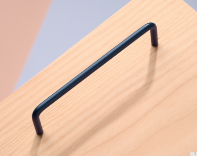 Ручка мебельная продолговатая, резьба 128, металл Deep Blue.