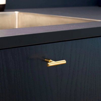 Мебельная ручка T-Bar Spira из полированной латуни