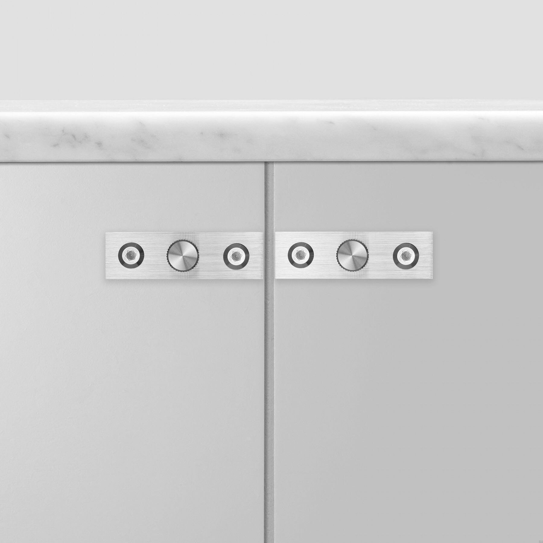 Zdjecie  galki meblowej Linear Plate Stalowej frontalnie