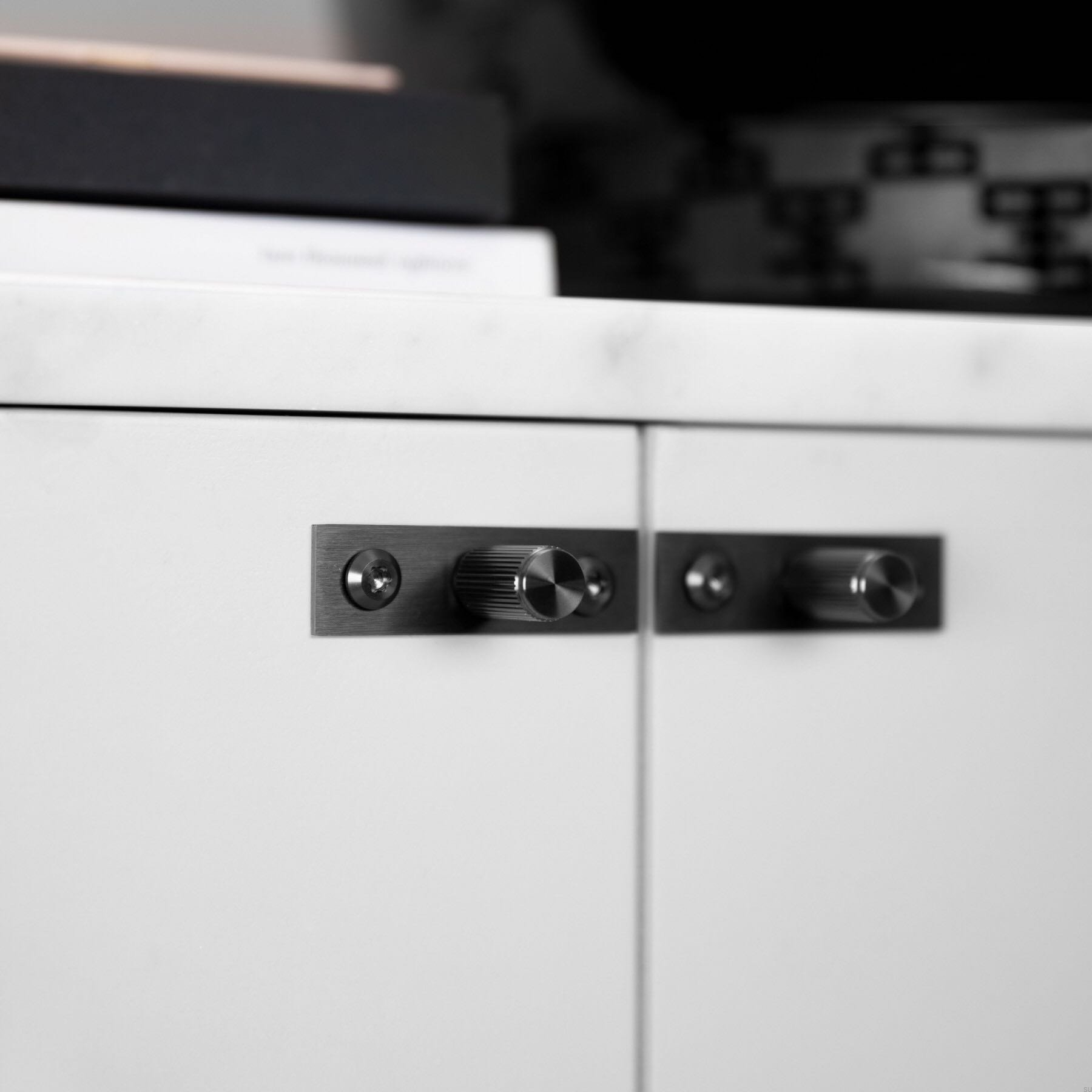 Zdjecie galki Linear Plate Gun metal na meblu