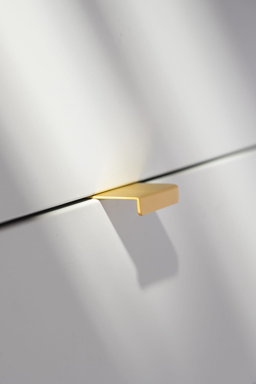 U.15.0.M--Uchwyt-meblowy-krawędziowy-Else-Matt-50-Mosiężny-Szczotkowany-Open&Hide-Skandynawskie-Uchwyty_3