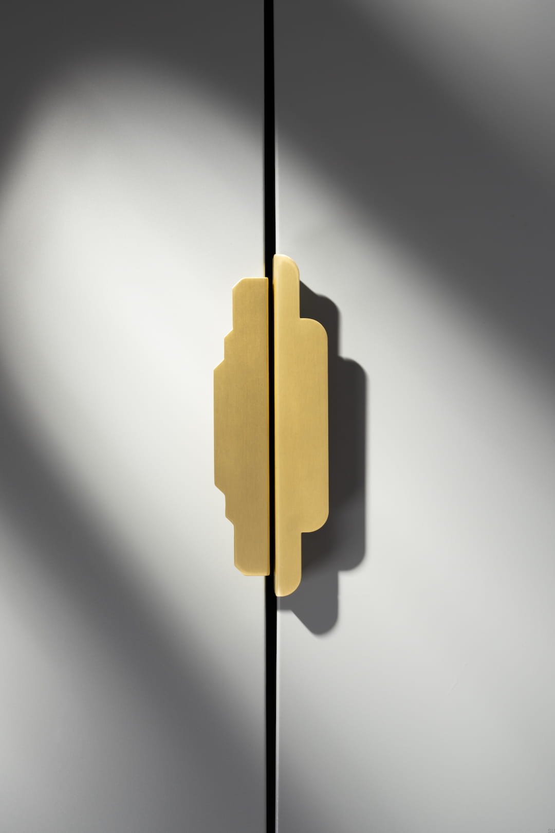 U.18.0.M--Uchwyt-meblowy-krawędziowy-Karla-Matt-140-Mosiężny-Matowy-Szczotkowany-Open&Hide-Skandynawskie-Uchwyty_3