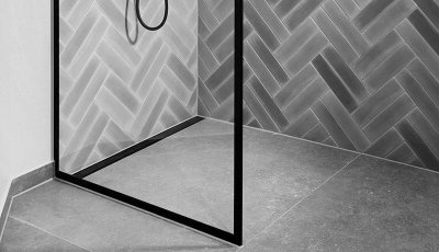 Душевое стекло с черной рамой GlassLine 800