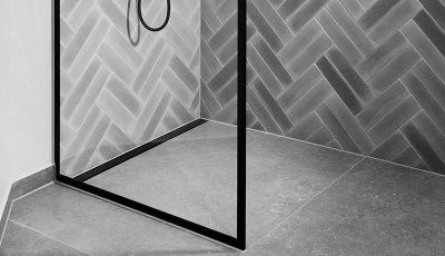 Душевое стекло с черной рамой GlassLine 1000