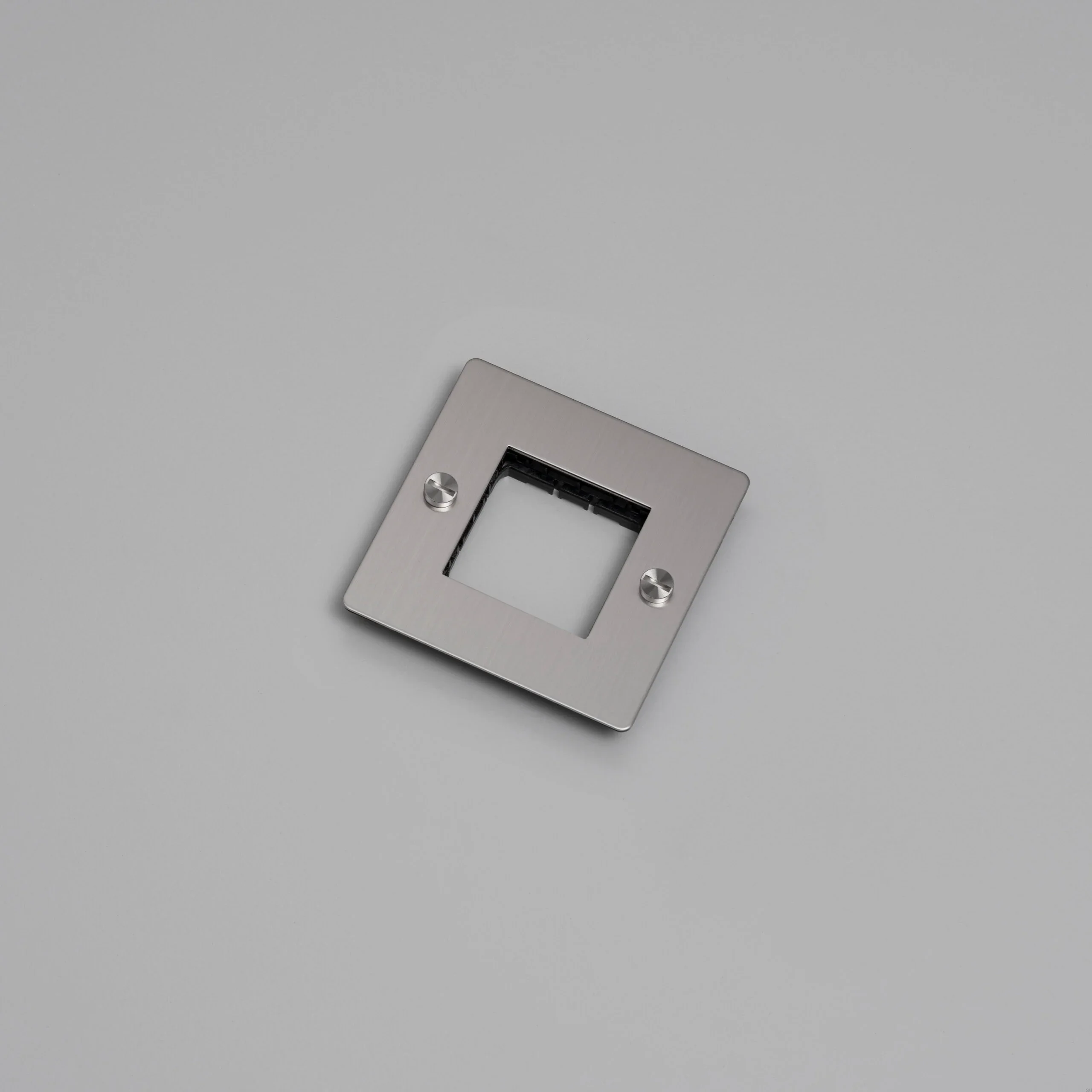 EU_ELECTRICITY_1G_Wall_Plate_No_Infill_Steel_Web_no_logo-scaled.webp