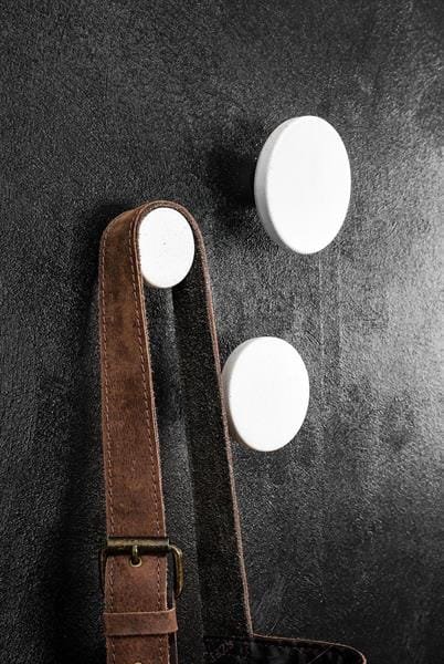 Zdjecie galki 1005 bialej na meblu