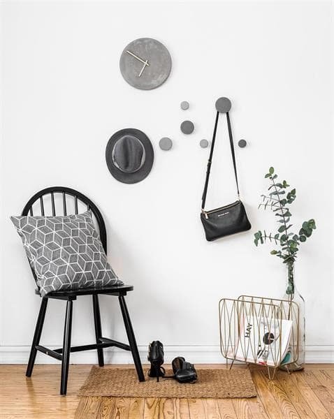 Zdjecie galki 1005 small szarej na scianie jako wieszak