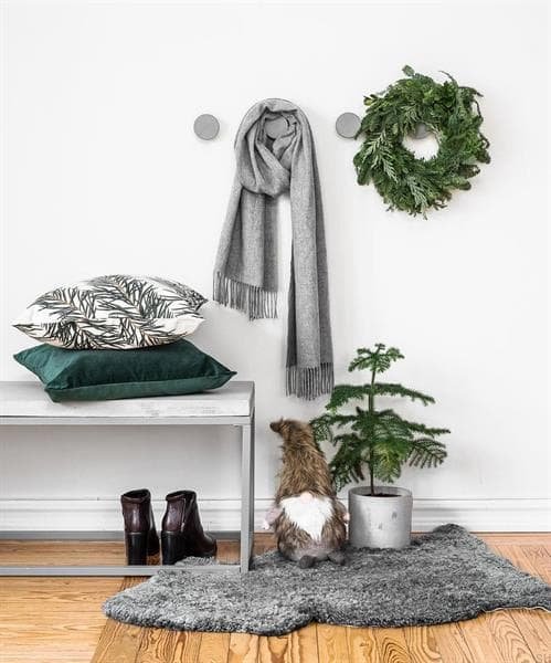 Zdjecie galki 1005 small szarej na scianie jako wieszak