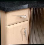 Zdjecie uchwytu podluznego 1250 srebrnego na meblu