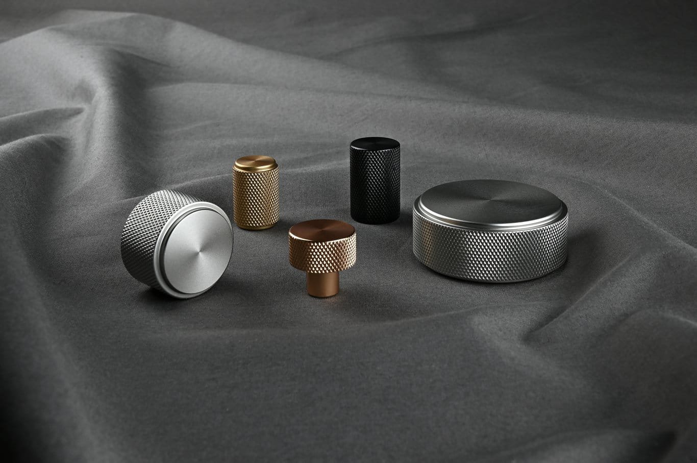 11872650SP--Gałka-meblowa-Rimini-16-Aluminiowa-Czarna-Matowa-(Wysoka)-Theofils-Skandynawskie-Uchwyty_2