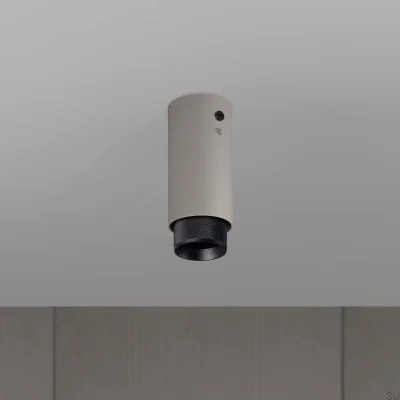 Крестовина выхлопной трубы стального серого цвета с черным потолочным светильником