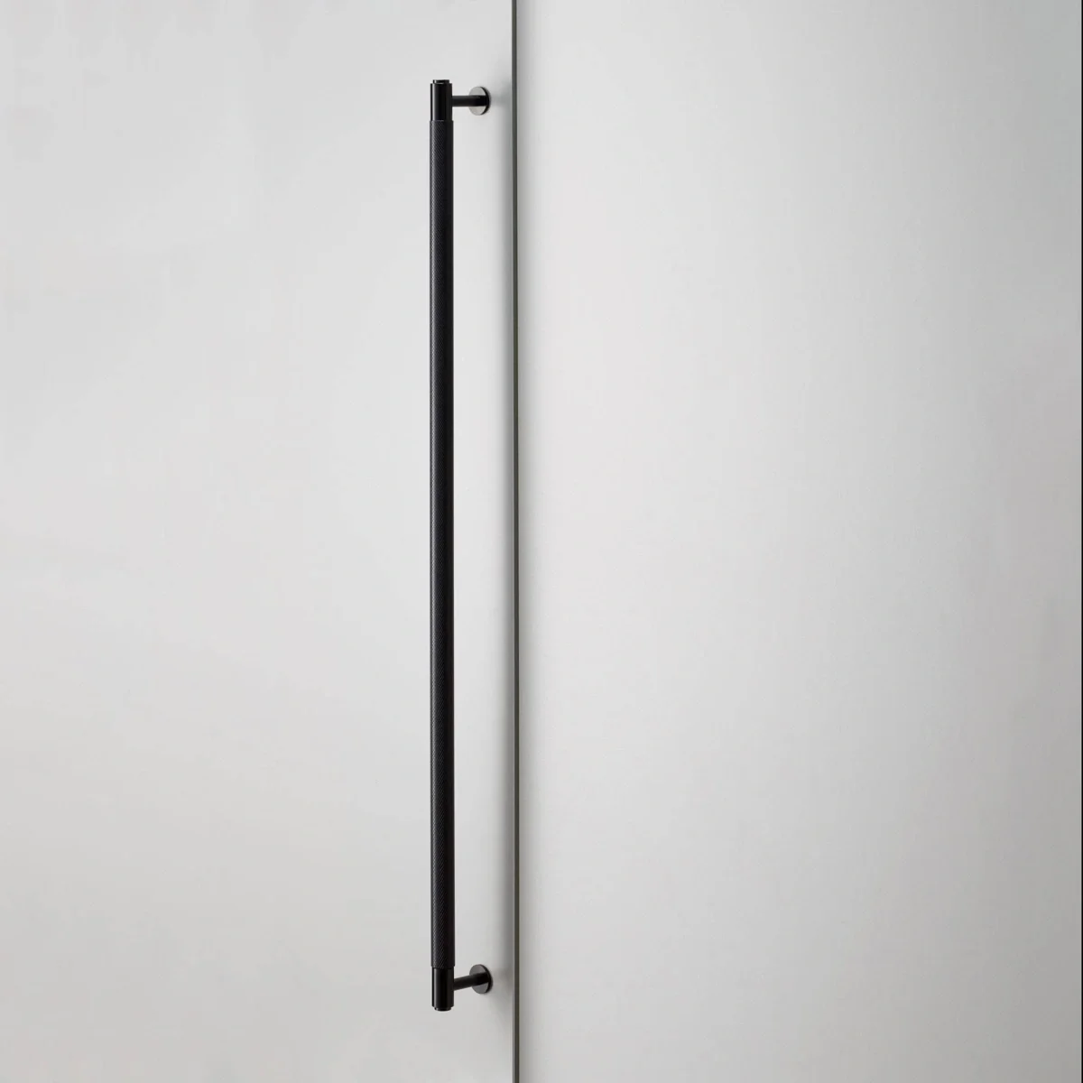 UCB-024587--Uchwyt-meblowy-podłużny-Closet-Bar-Cross-Czarny-Skandynawskie-Uchwyty_1