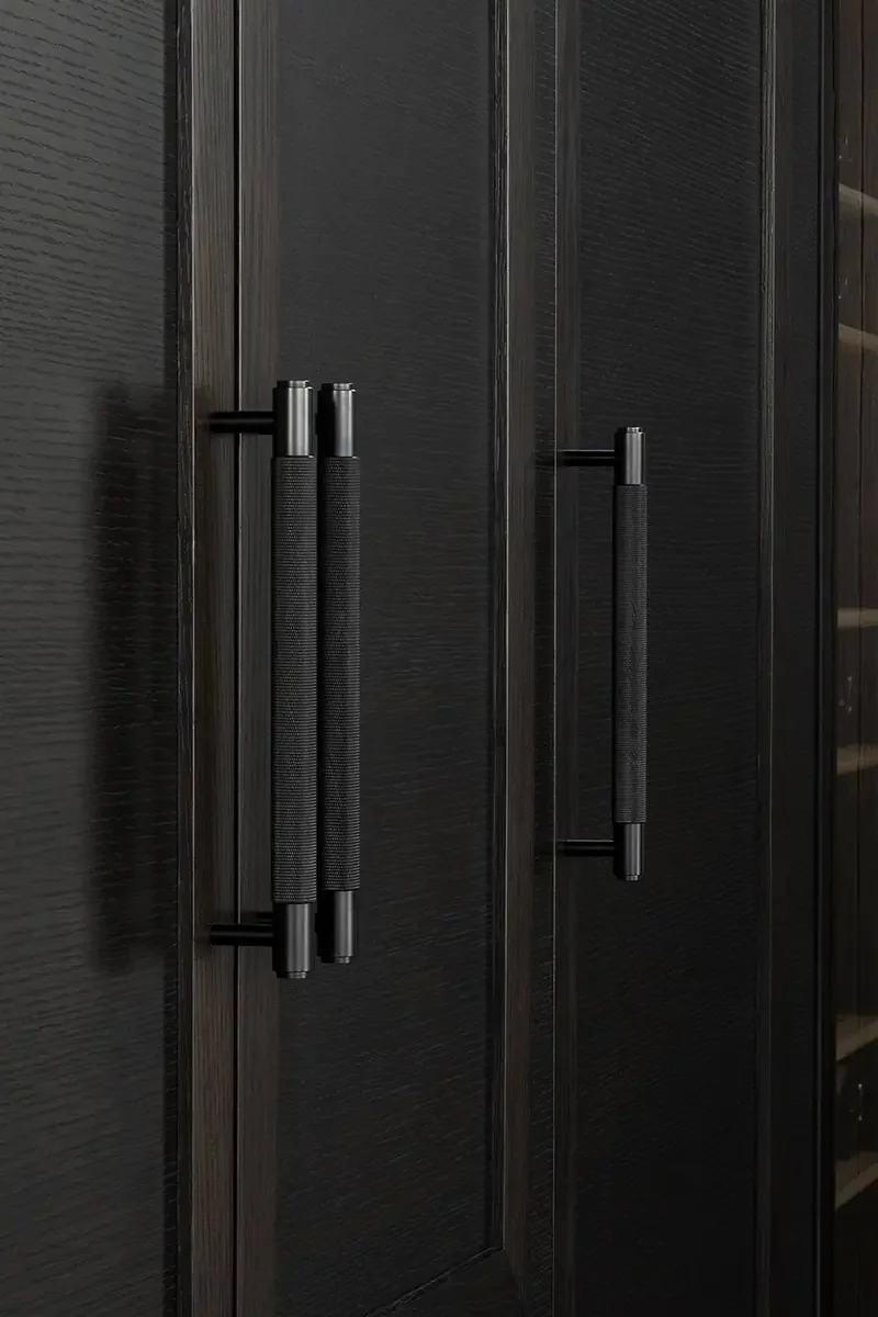 UPB-023961--Uchwyt-meblowy-podłużny-Pull-Bar-Cross-Large-Czarny-Skandynawskie-Uchwyty_3