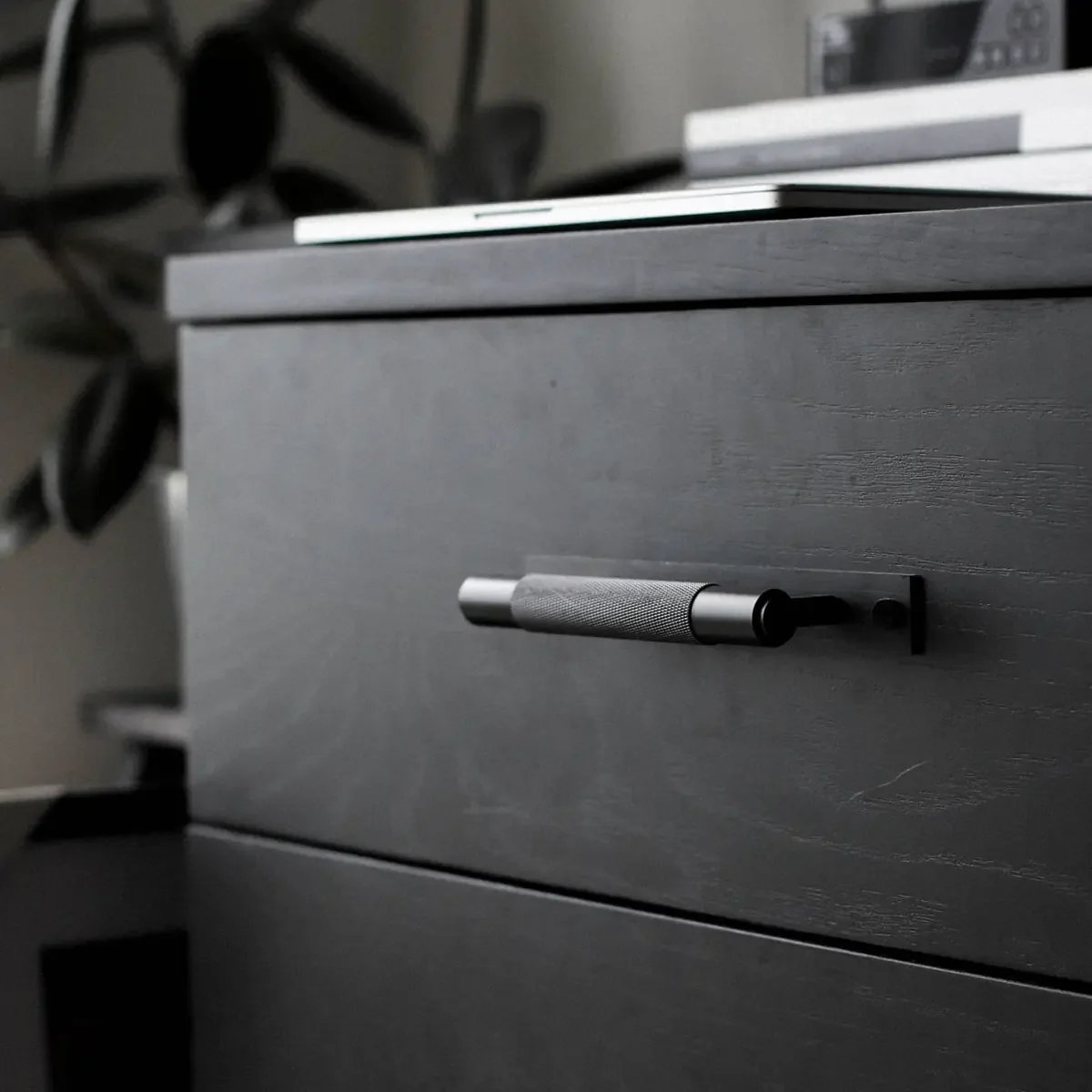 UPB-023993--Uchwyt-meblowy-podłużny-z-podkładką-Pull-Bar-Cross-Medium-Czarny-Buster-+-Punch-Skandynawskie-Uchwyty_2