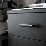 UPB-023993--Uchwyt-meblowy-podłużny-z-podkładką-Pull-Bar-Cross-Medium-Czarny-Buster-+-Punch-Skandynawskie-Uchwyty_2