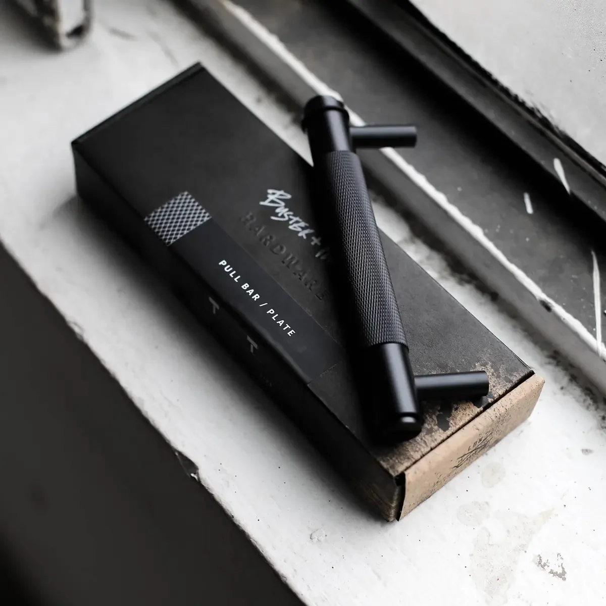 UPB-024569--Uchwyt-meblowy-podłużny-Pull-Bar-Cross-Medium-Czarny-Skandynawskie-Uchwyty_2