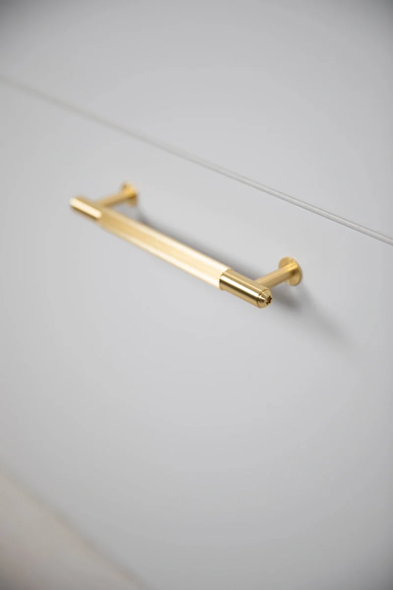 UPB-054566--Uchwyt-meblowy-podłużny-Pull-Bar-Linear-Small-Mosiądz-Skandynawskie-Uchwyty_6