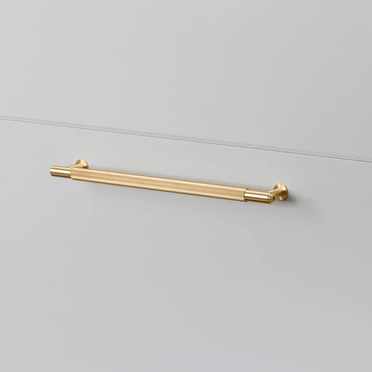 UPB-054574--Uchwyt-meblowy-podłużny-Pull-Bar-Linear-Medium-Mosiądz-Skandynawskie-Uchwyty_1