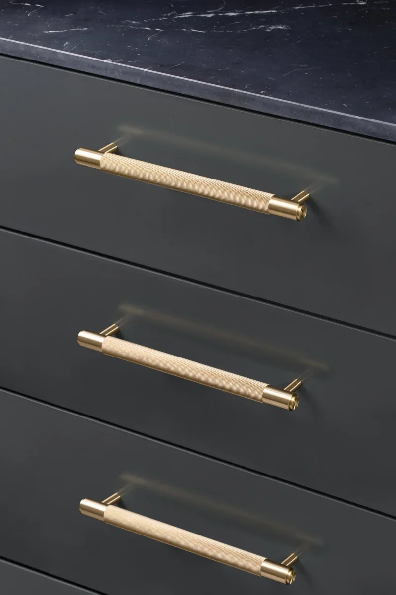 UPB-054575--Uchwyt-meblowy-podłużny-Pull-Bar-Cross-Medium-Mosiądz-Skandynawskie-Uchwyty_4