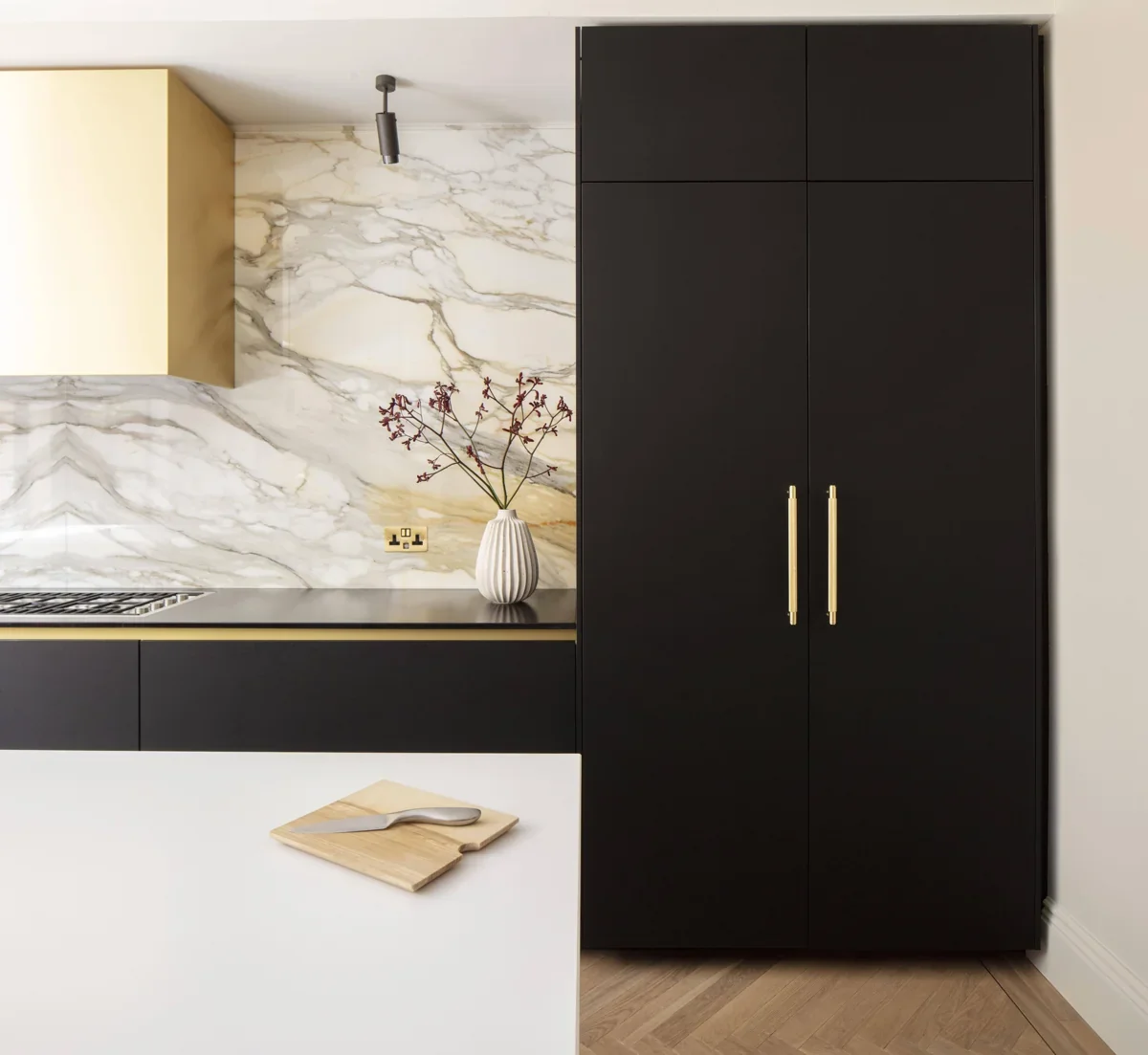 UPB-054576--Uchwyt-meblowy-podłużny-Pull-Bar-Cross-Large-Mosiężny-Buster-+-Punch-Skandynawskie-Uchwyty_5