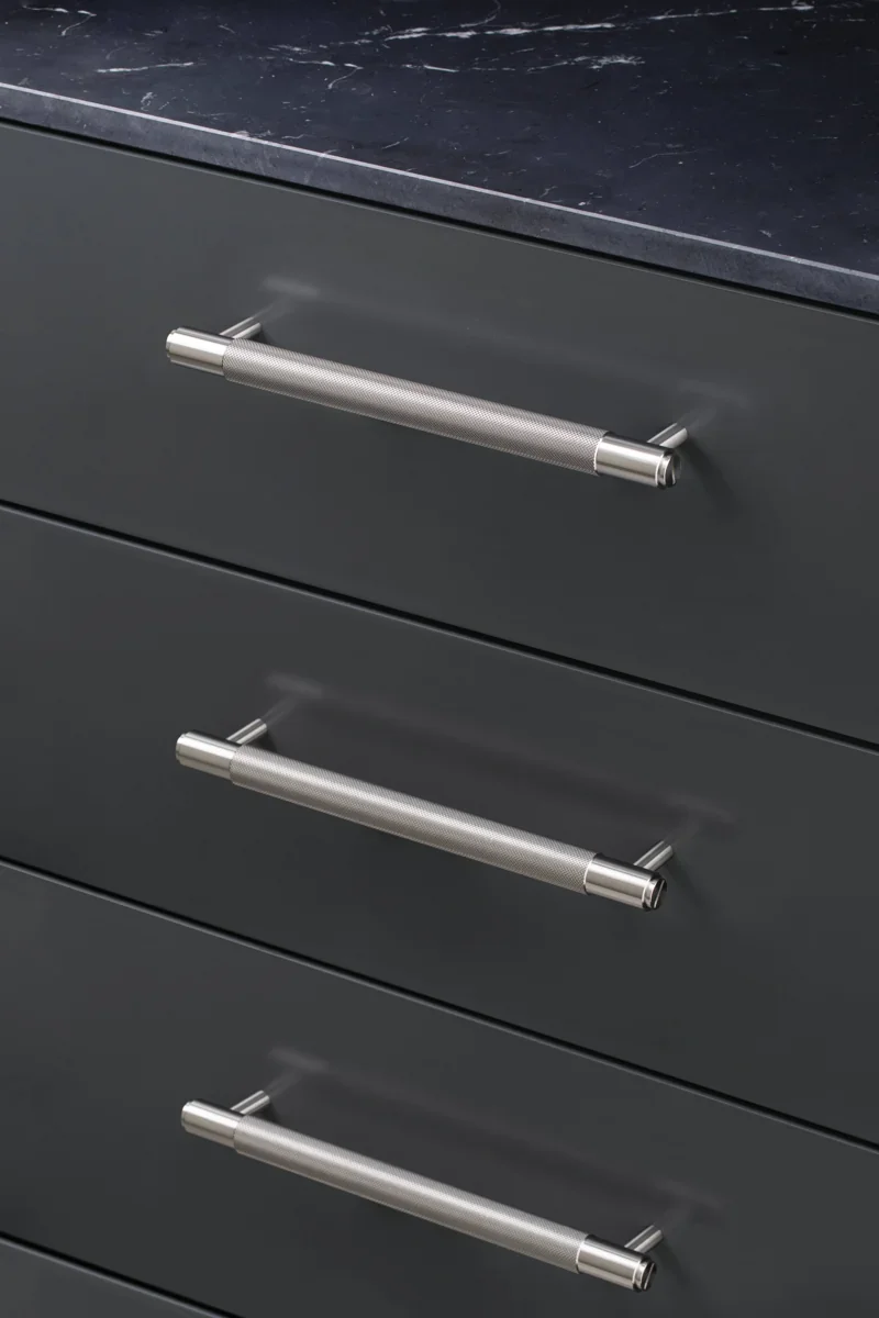 UPB-073964--Uchwyt-meblowy-podłużny-Pull-Bar-Cross-Medium-Srebrny-Buster-+-Punch-Skandynawskie-Uchwyty_3