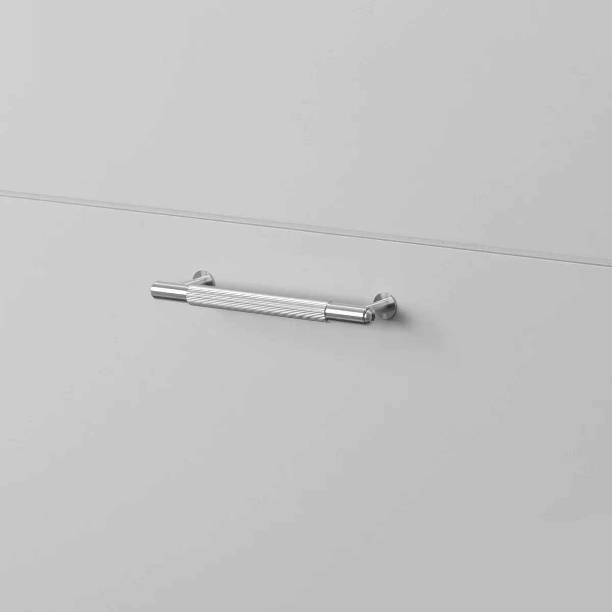 UPB-074560--Uchwyt-meblowy-podłużny-Pull-Bar-Linear-Small-Srebrny-Buster-+-Punch-Skandynawskie-Uchwyty_1