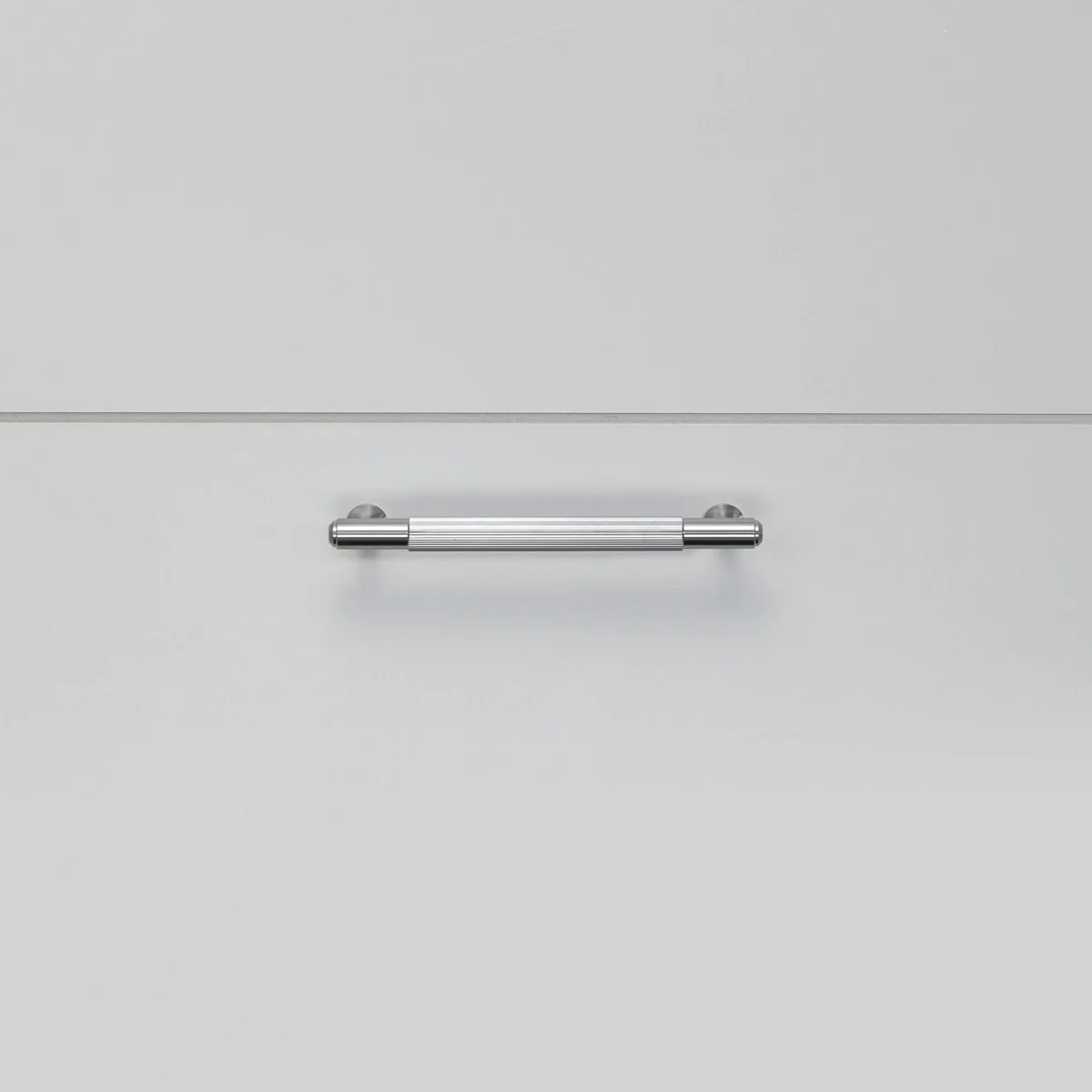 UPB-074560--Uchwyt-meblowy-podłużny-Pull-Bar-Linear-Small-Srebrny-Buster-+-Punch-Skandynawskie-Uchwyty_2