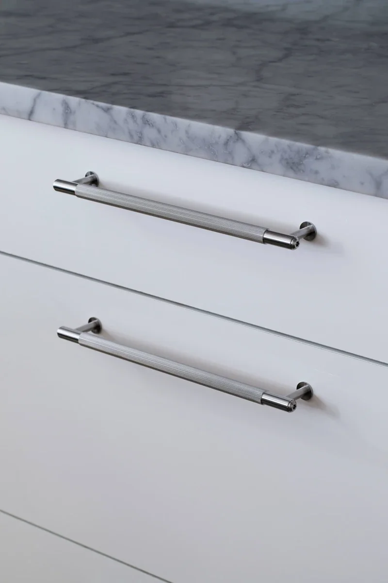 UPB-074560--Uchwyt-meblowy-podłużny-Pull-Bar-Linear-Small-Srebrny-Buster-+-Punch-Skandynawskie-Uchwyty_3