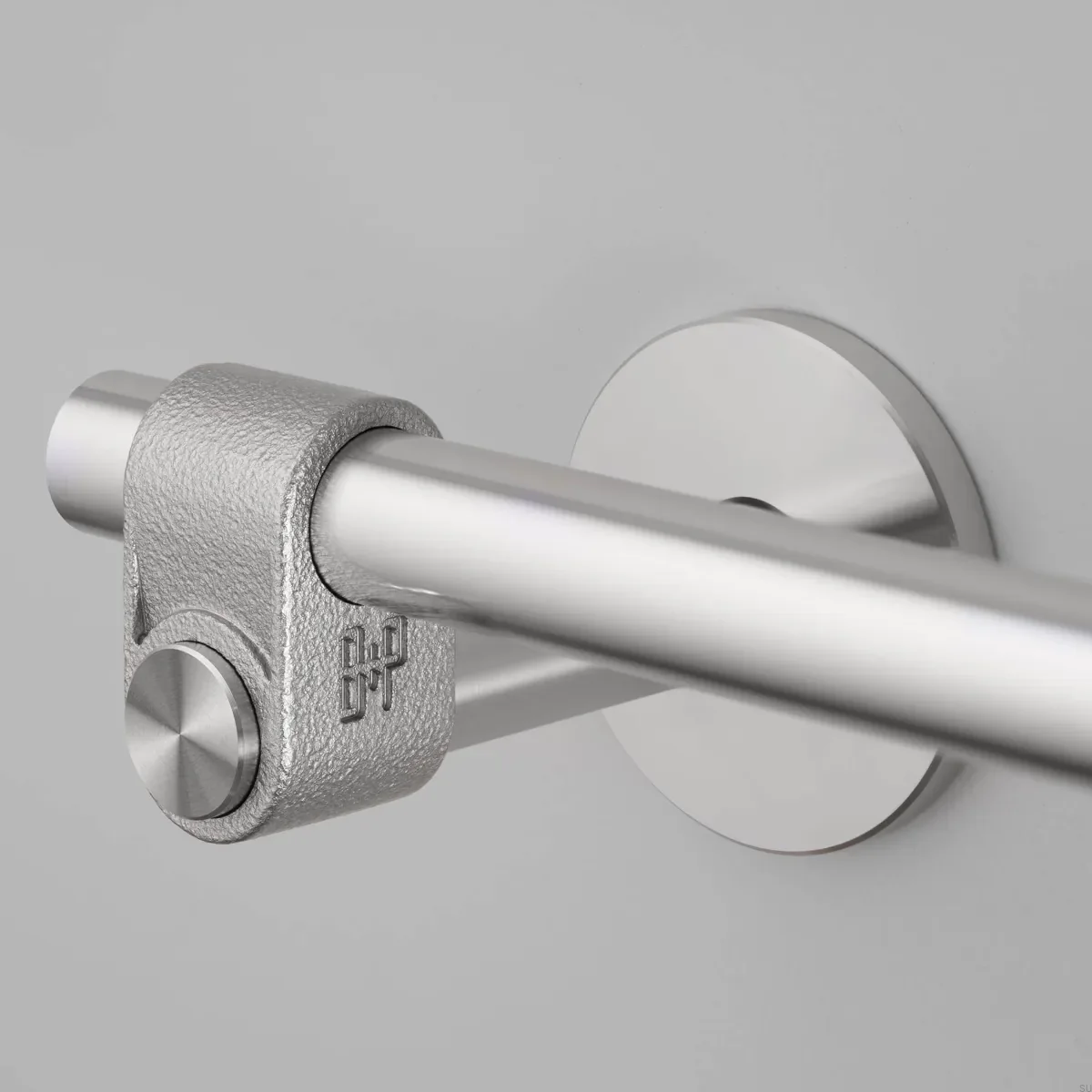 UTA-054316--Uchwyt-na-papier-toaletowy-Cast-Srebrny-Buster-+-Punch-Skandynawskie-Uchwyty_4