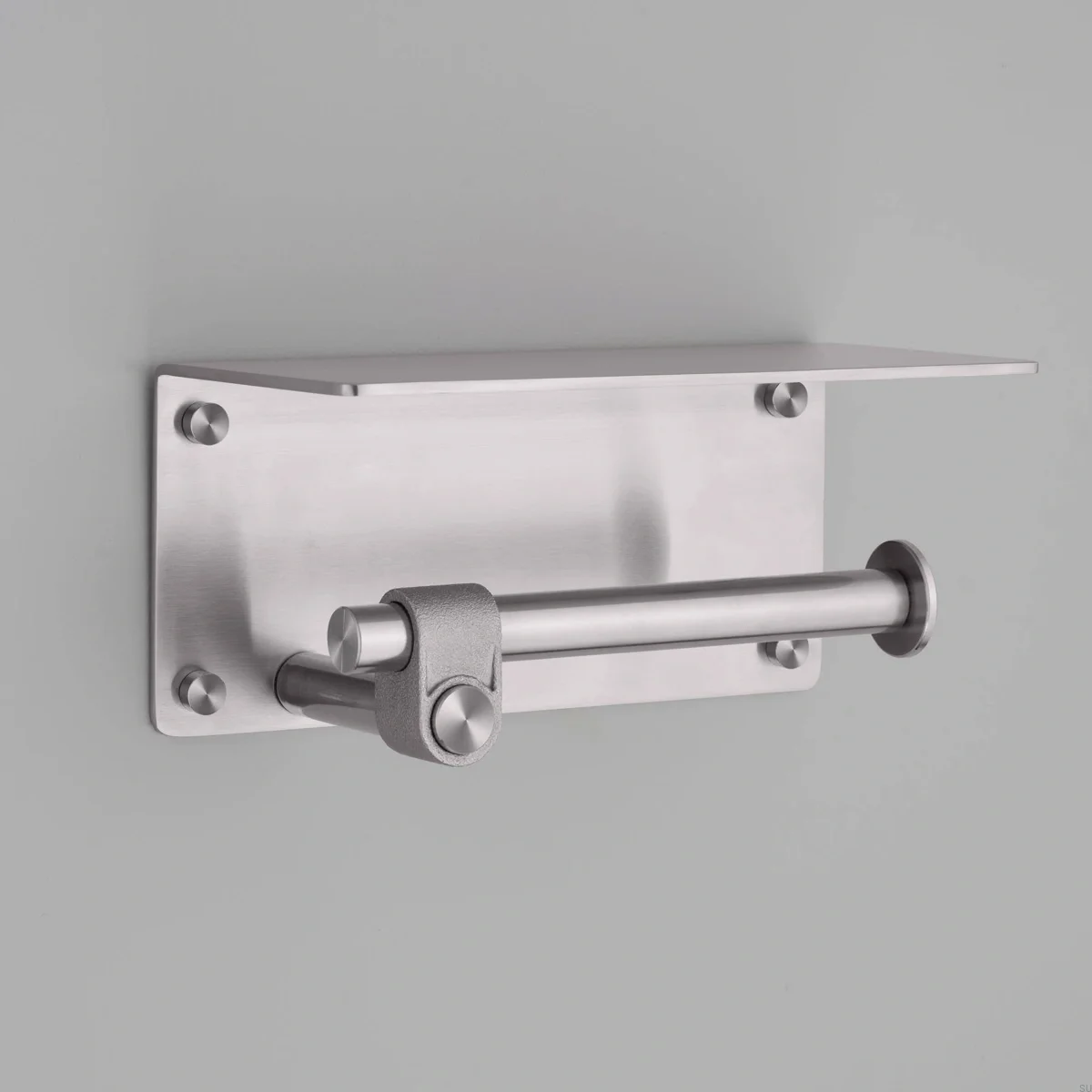 UTA-054319--Uchwyt-na-papier-toaletowy-Cast-Srebrny-z-półką-Buster-+-Punch-Skandynawskie-Uchwyty_1