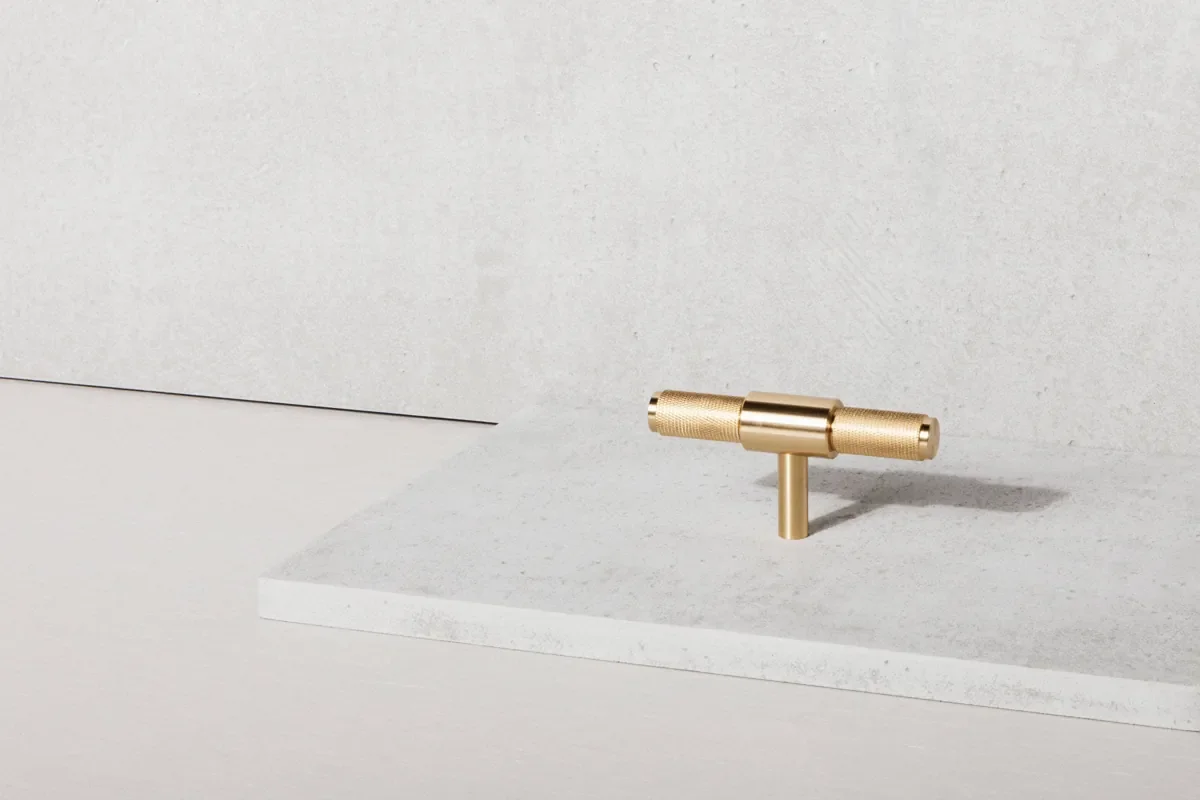 UTB-054561--Uchwyt-meblowy-T-Bar-Cross-Mosiężny-Złoty-Skandynawskie-Uchwyty_3