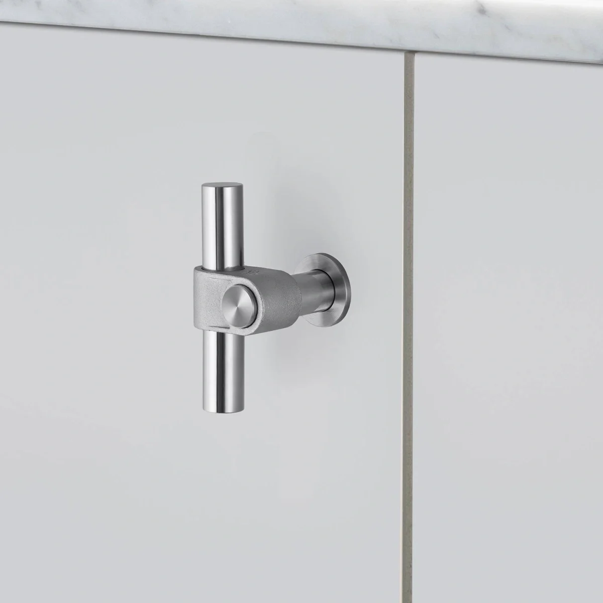 UTB-074299--Uchwyt-meblowy-T-Bar-Cast-Srebrny-Buster-+-Punch-Skandynawskie-Uchwyty_1