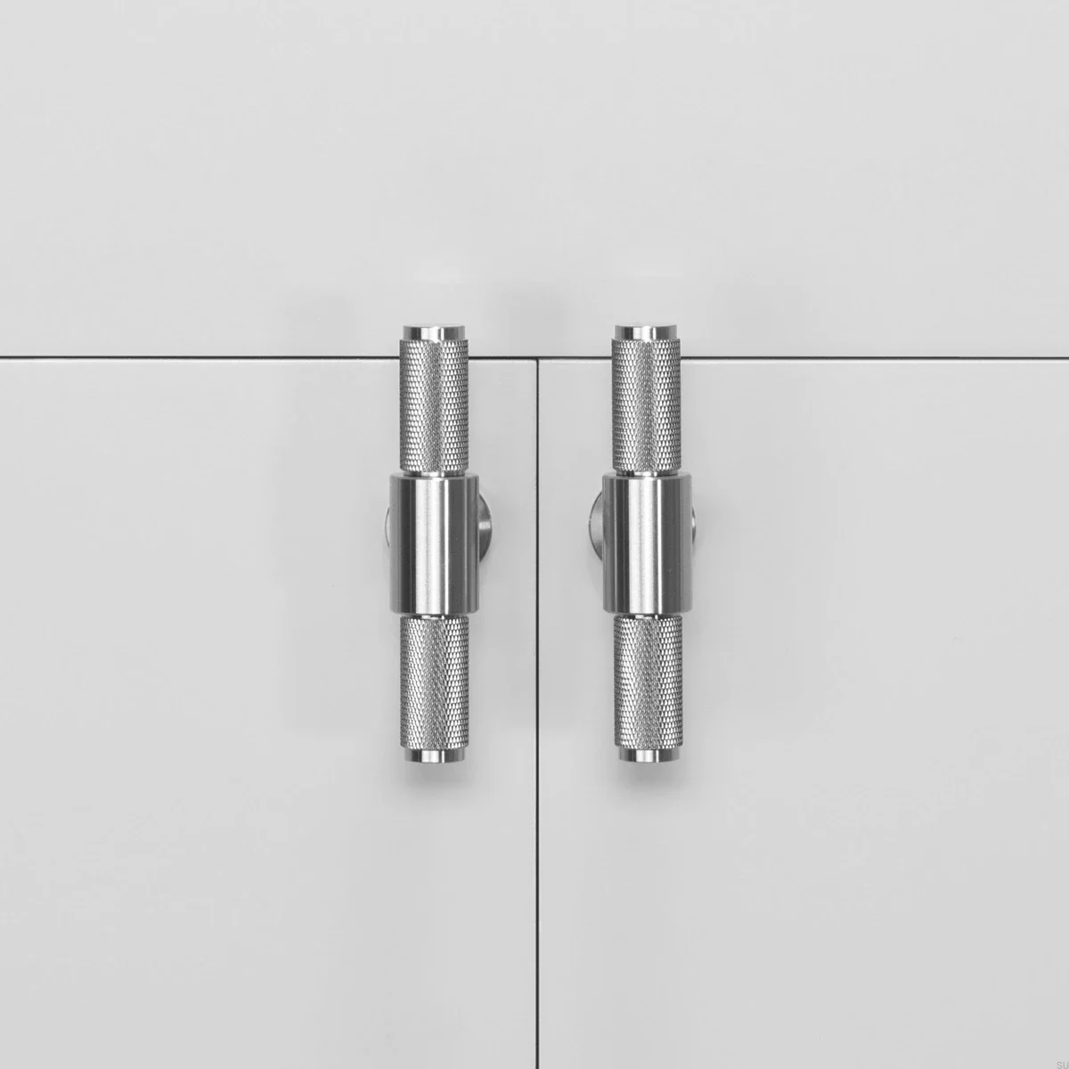 UTB-074567--Uchwyt-meblowy-T-Bar-Cross-Srebrny-Buster-+-Punch-Skandynawskie-Uchwyty_2