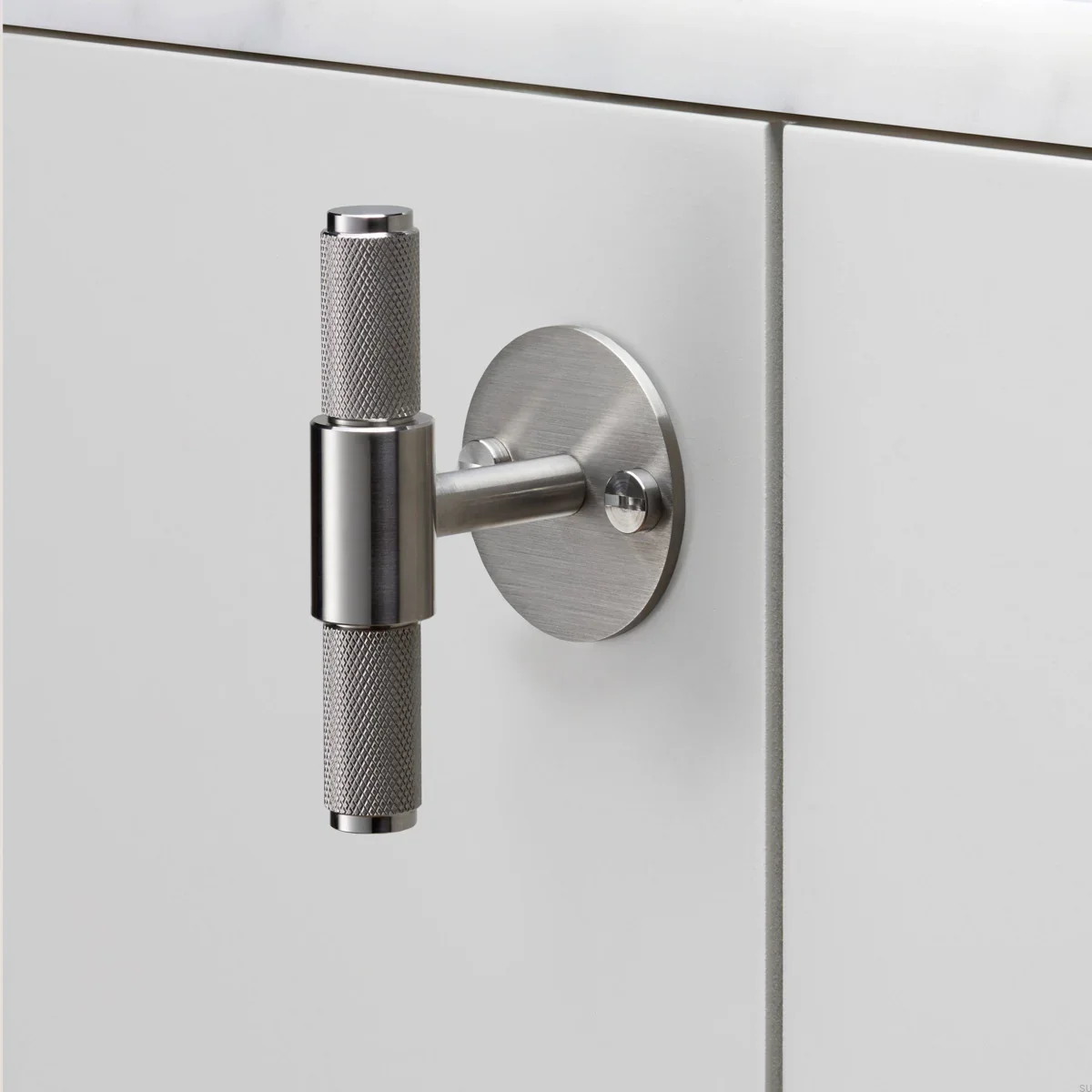 UTB-074590--Uchwyt-meblowy-T-Bar-Cross-Plate-Srebrny-z-podkładką-Buster-+-Punch-Skandynawskie-Uchwyty_1