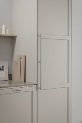 Удлинённая мебельная ручка Villa Long 640 из алюминия, серебристого цвета