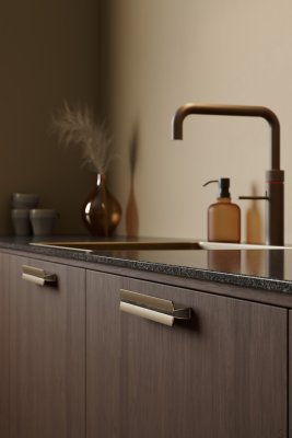 Удлиненная мебельная ручка Papillon 160, матово-золотой алюминий с дубовой древесиной