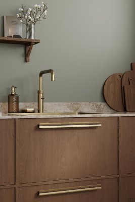 Удлиненная мебельная ручка Papillon 320, матово-золотой алюминий с дубовой древесиной