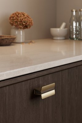 Удлиненная мебельная ручка Papillon 32, матово-золотой алюминий с дубовой древесиной