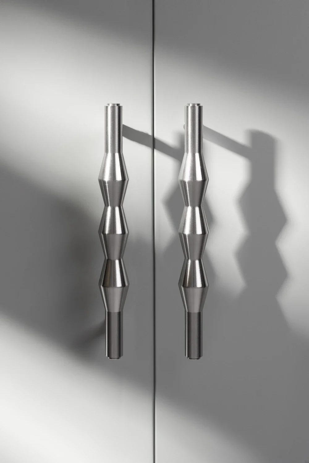 U.24.0.IN--Uchwyt-meblowy-podłużny-Vilde-160-Stalowy-Srebny-Szczotkowany-Open-and-Hide_Skandynawskie-Uchwyty_4