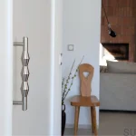 U.24.0.IN--Uchwyt-meblowy-podłużny-Vilde-160-Stalowy-Srebny-Szczotkowany-Open-and-Hide_Skandynawskie-Uchwyty_6