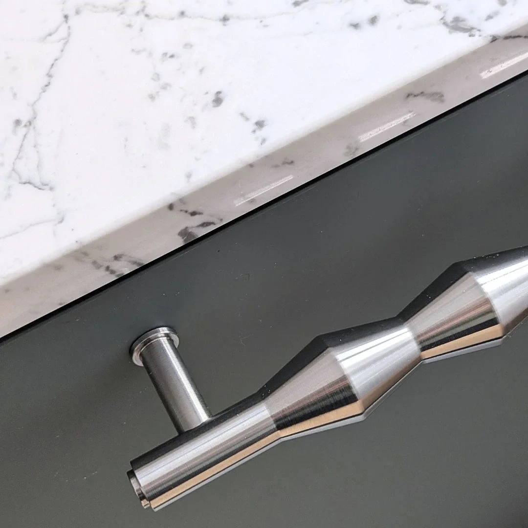 U.24.0.IN--Uchwyt-meblowy-podłużny-Vilde-160-Stalowy-Srebny-Szczotkowany-Open-and-Hide_Skandynawskie-Uchwyty_8