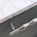 U.24.0.IN--Uchwyt-meblowy-podłużny-Vilde-160-Stalowy-Srebny-Szczotkowany-Open-and-Hide_Skandynawskie-Uchwyty_8