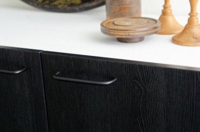 Удлинённая мебельная ручка Grip 136 из латуни и чёрного металла