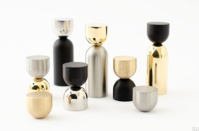 Ручка для мебели Kokeshi Mix 1832 из матовой латуни и полированной нержавеющей стали.