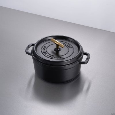 Кастрюля-кокотница Staub объемом 3,7 л, черная сталь, с латунной рифленой ручкой.